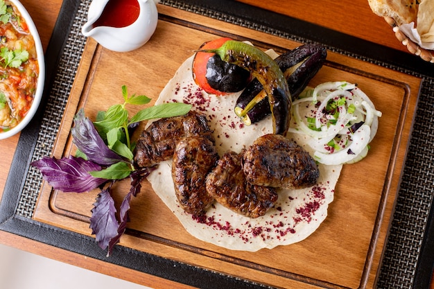 Gratis foto een bovenaanzicht gebakken vlees met saus, verse groenten en wijn op tafel eten maaltijd vlees restaurant