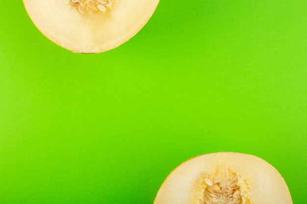 Een bovenaanzicht gesneden verse meloen zoete pulpy mellow geïsoleerd op groen