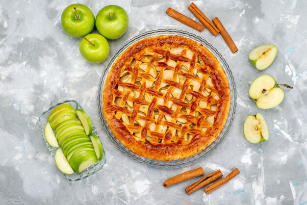 Een bovenaanzicht heerlijke appeltaart met verse groene appels cinnamons cake biscuit suiker fruit