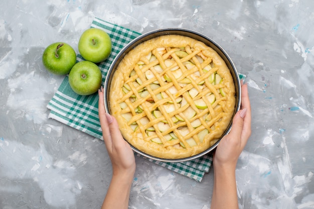 Een bovenaanzicht heerlijke appeltaart ronde gevormd binnen pan met verse groene appels cake koekje