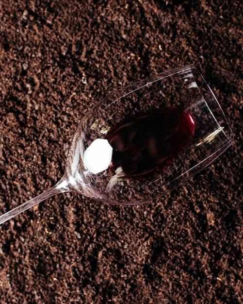 Een bovenaanzicht leeg glas met rode wijn