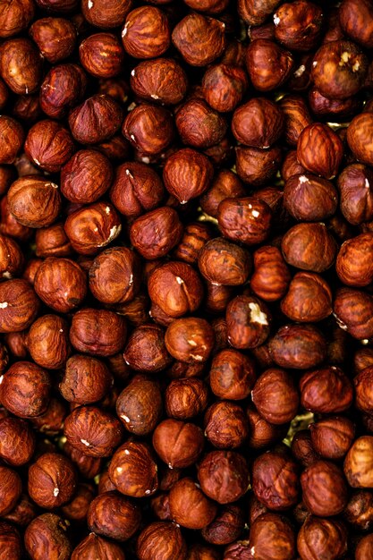 Een bovenaanzicht maakte hele hazelnoten bruin schoon