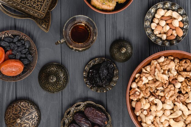Een bovenaanzicht van Arabische thee; gedroogd fruit en noten voor ramadan