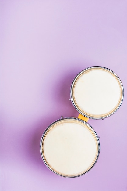 Een bovenaanzicht van bongo drum op paarse achtergrond