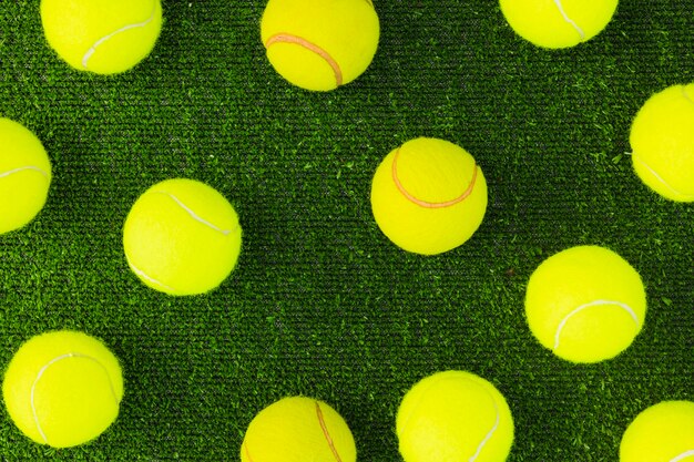 Een bovenaanzicht van groene tennisballen op gras