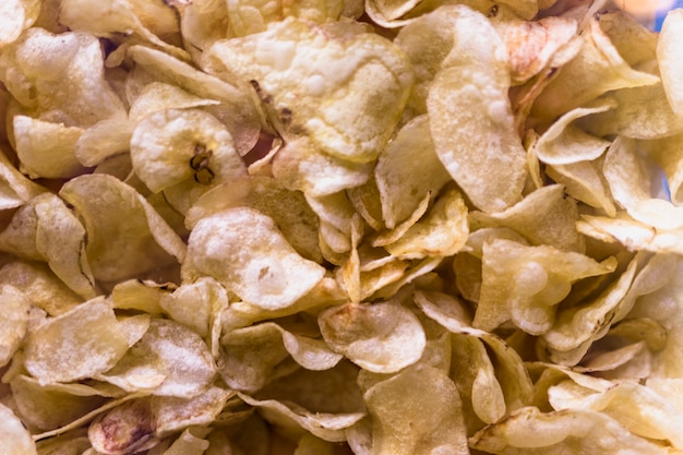 Een bovenaanzicht van knapperige chips