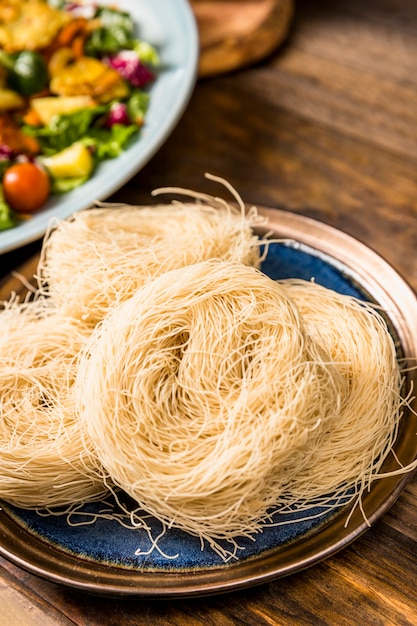 Een bovenaanzicht van rijst vermicelli op plaat boven het bureau