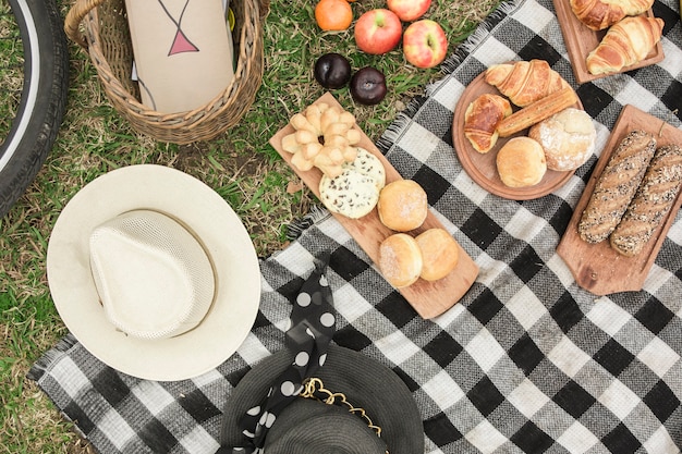 Een bovenaanzicht van snacks en fruit op een picknick in het park