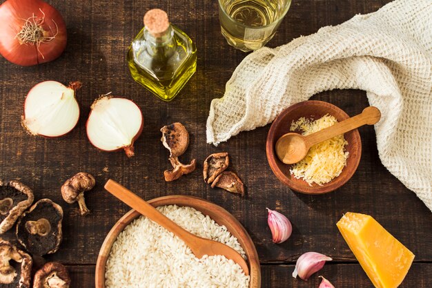 Een bovenaanzicht van traditionele Italiaanse risotto ingrediënten op houten tafel