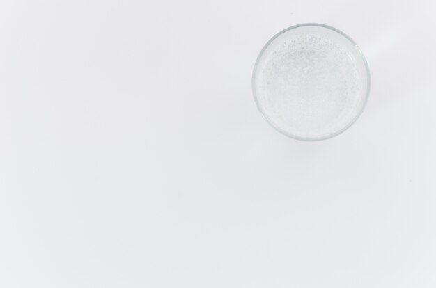 Een bovenaanzicht van waterglas op witte achtergrond met ruimte voor het schrijven van de tekst