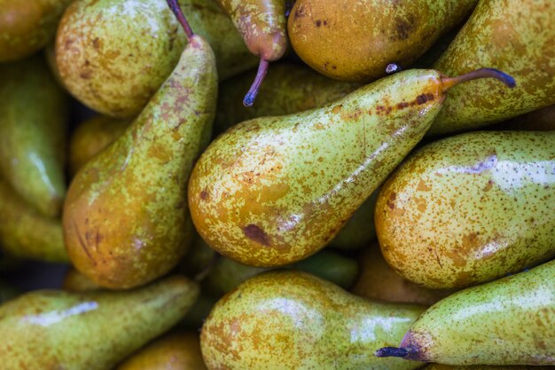 Een bovenaanzicht van wilde kleine shabby peren