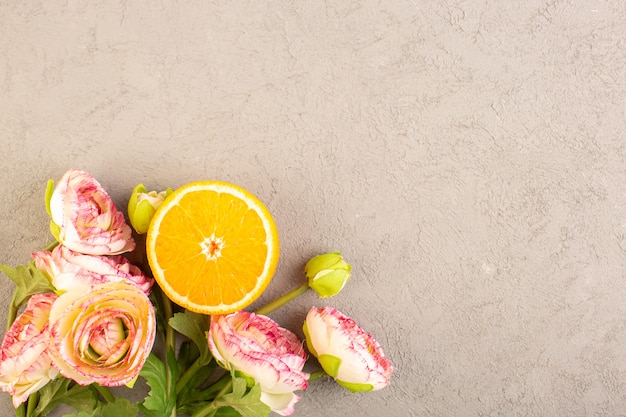 Een bovenaanzicht verse sinaasappelen zure rijp gesneden en hele zachte citrus tropische vitamine geel op de crème bureau