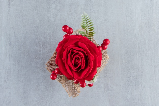 Een bundel van rode roos, op de witte achtergrond. Hoge kwaliteit foto