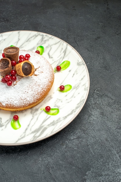 een cake een cake met bessen poedersuiker chocolade wafels groene saus