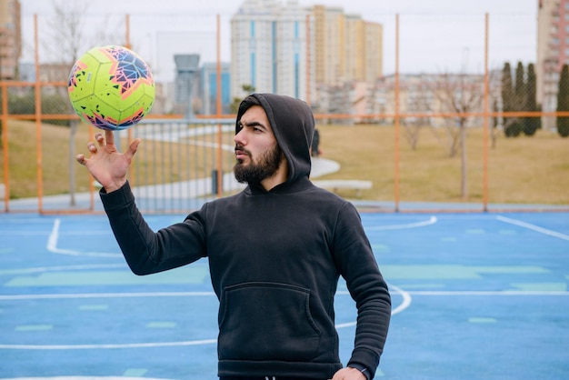 Een calisthenics-instructeur die zijn beentraining doet Foto van hoge kwaliteit