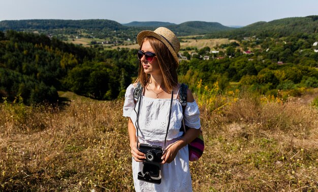 Een camera houden en vrouw die weg kijken