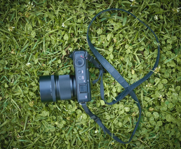 Een camera op het gras