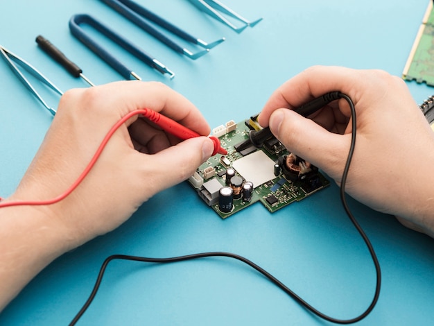 Gratis foto een circuit diagnosticeren met een multimeter