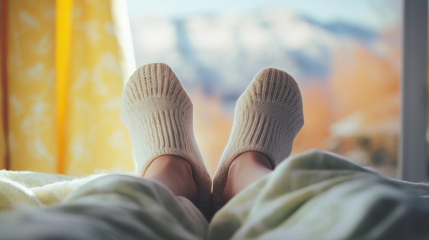 Gratis foto een close-up van een baby's voeten gezellig in warme sokken rusten in een comfortabel bed