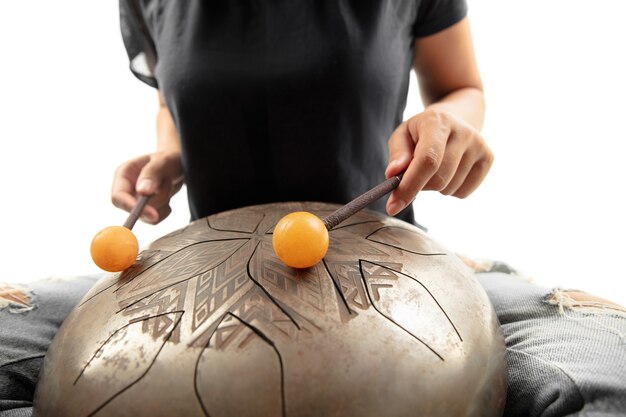 Een close-up van handen die de hank drum spelen