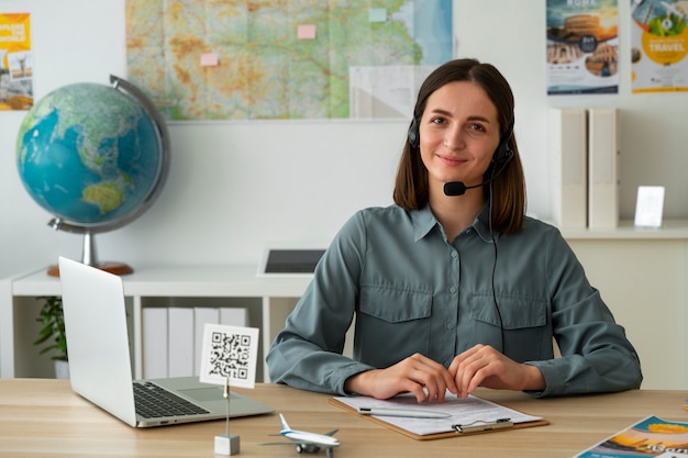 Gratis foto een dag op kantoor van een reisbureau