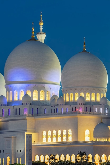 Een deel van de beroemde Abu Dhabi Sheikh Zayed-moskee 's nachts, Verenigde Arabische Emiraten.