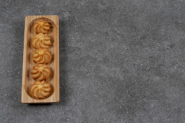 Een dienblad met lekkere koekjes op het marmeren oppervlak