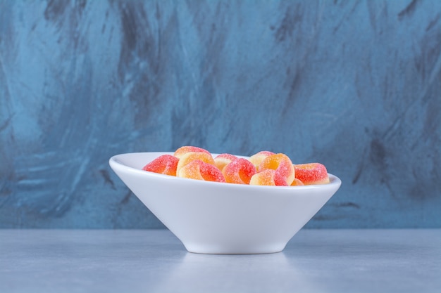 Een diep bord vol kleurrijke fruitige suikermarmelades. Hoge kwaliteit foto