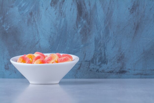 Een diep bord vol kleurrijke fruitige suikermarmelades.