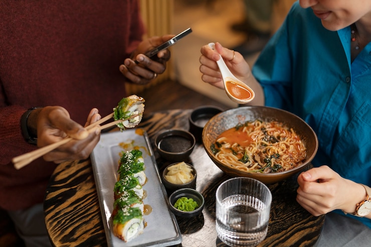 Gratis Foto een echtpaar geniet van eten in een restaurant