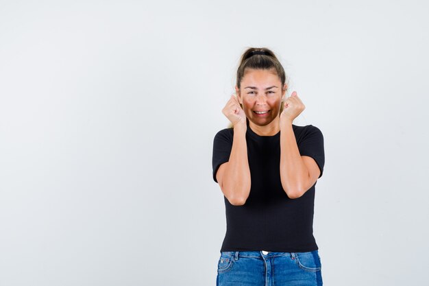 Een expressief jong meisje poseert in de studio.