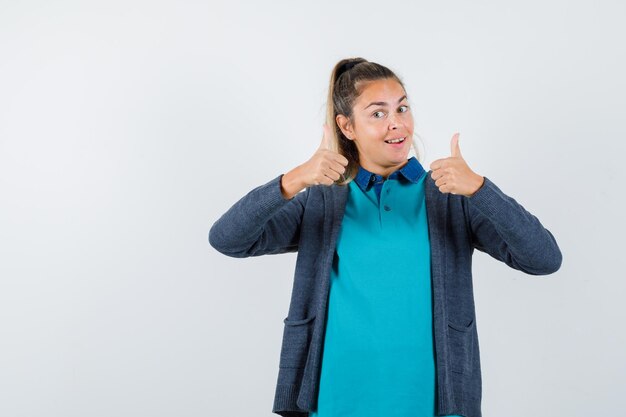Een expressief jong meisje poseert in de studio.