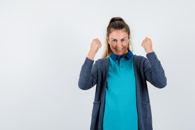 Een expressief jong meisje poseert in de studio.