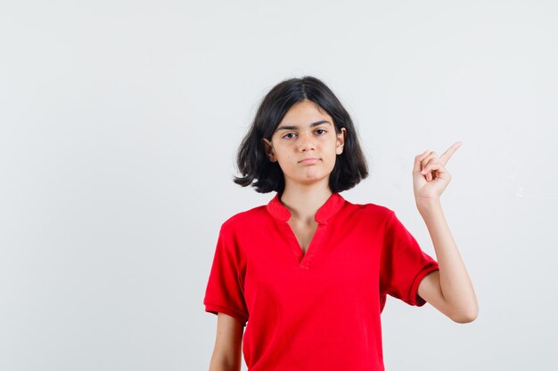 Een expressief meisje poseert in de studio