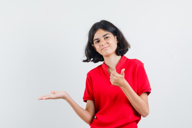 Een expressief meisje poseert in de studio