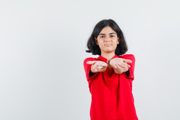 Een expressief meisje poseert in de studio