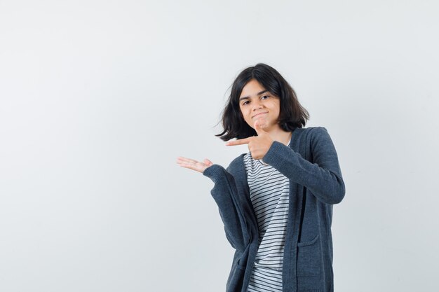 Een expressief meisje poseert in de studio