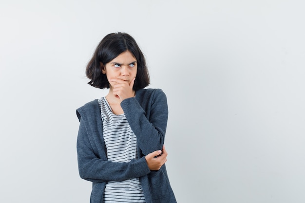 Een expressief meisje poseert in de studio