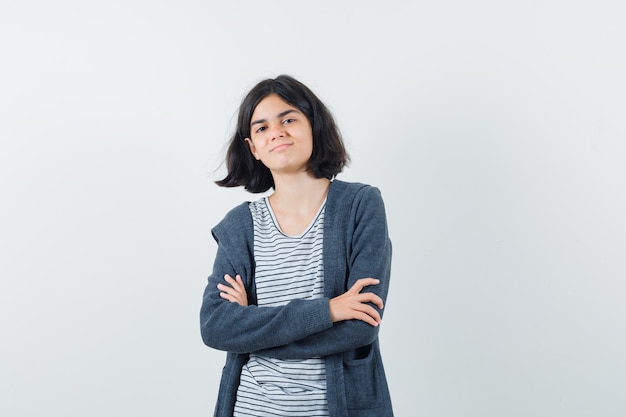 Een expressief meisje poseert in de studio