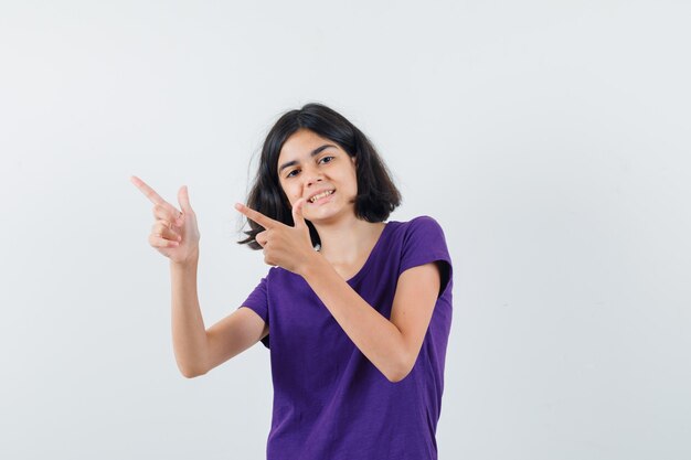 Een expressief meisje poseert in de studio