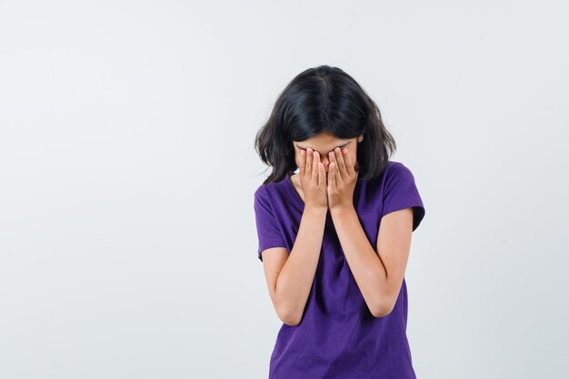Een expressief meisje poseert in de studio
