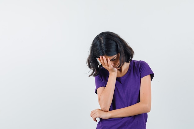 Een expressief meisje poseert in de studio