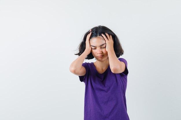 Een expressief meisje poseert in de studio