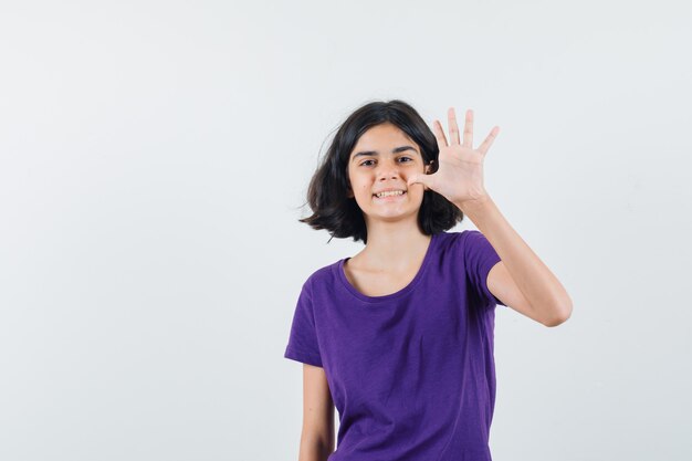 Een expressief meisje poseert in de studio