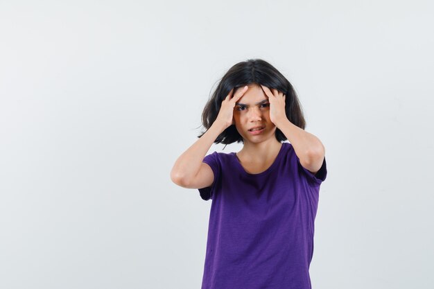 Een expressief meisje poseert in de studio