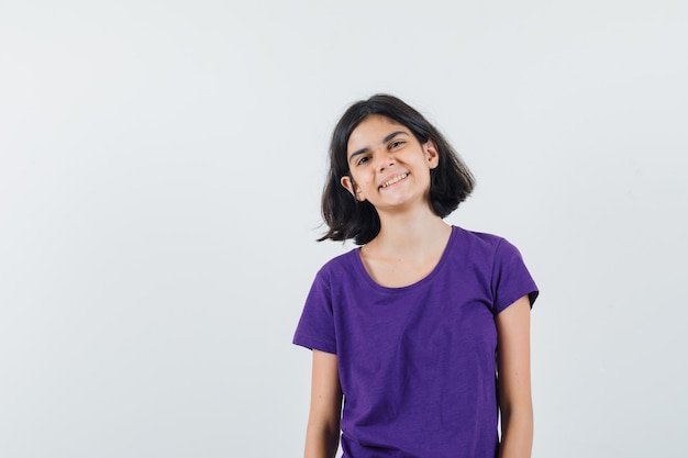 Een expressief meisje poseert in de studio