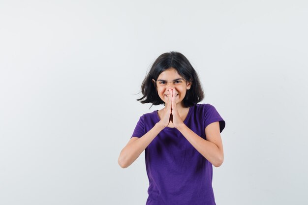 Een expressief meisje poseert in de studio