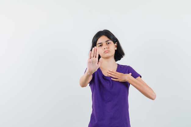 Een expressief meisje poseert in de studio