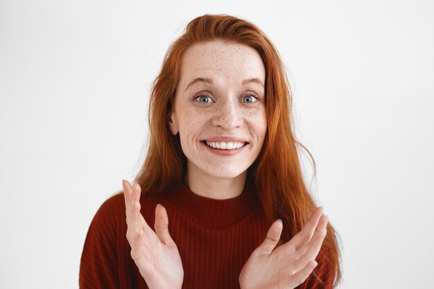 Een expressieve dame poseren in de studio