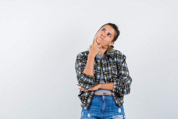 Een expressieve jonge dame die zich voordeed